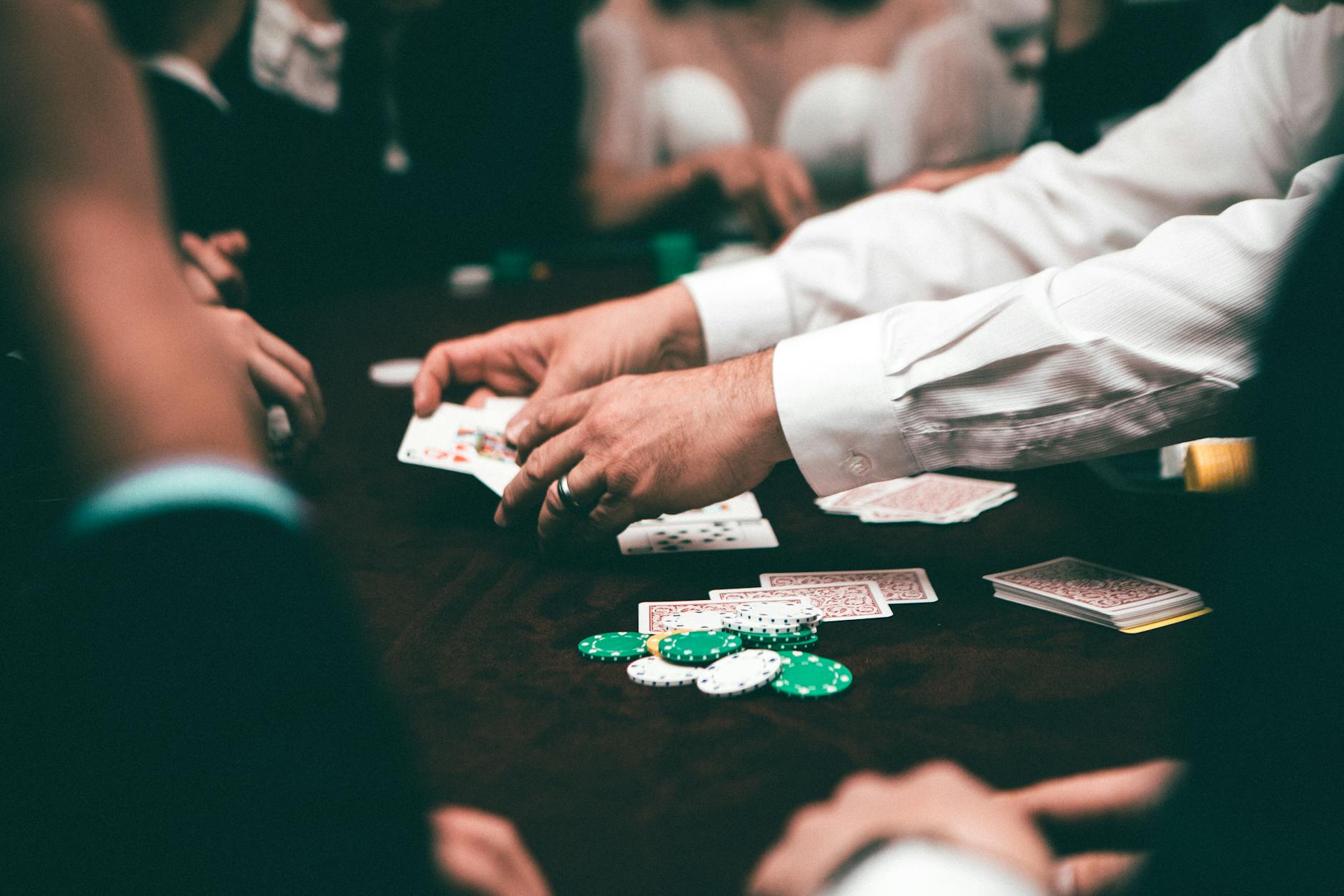 Người chơi theo dõi ván blackjack trên thiết bị