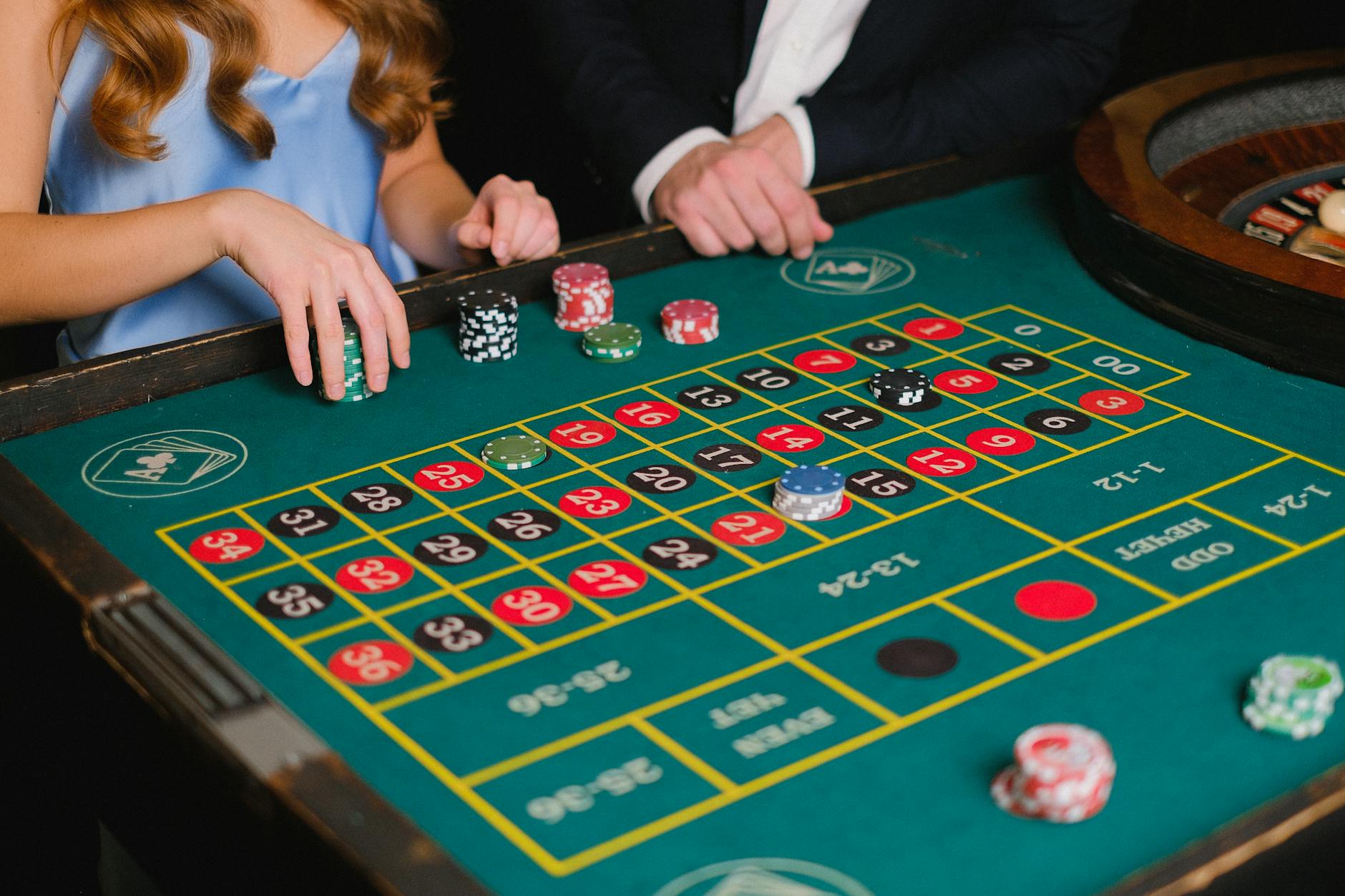 Minh họa các nhóm cược bên trong và bên ngoài trên bàn roulette