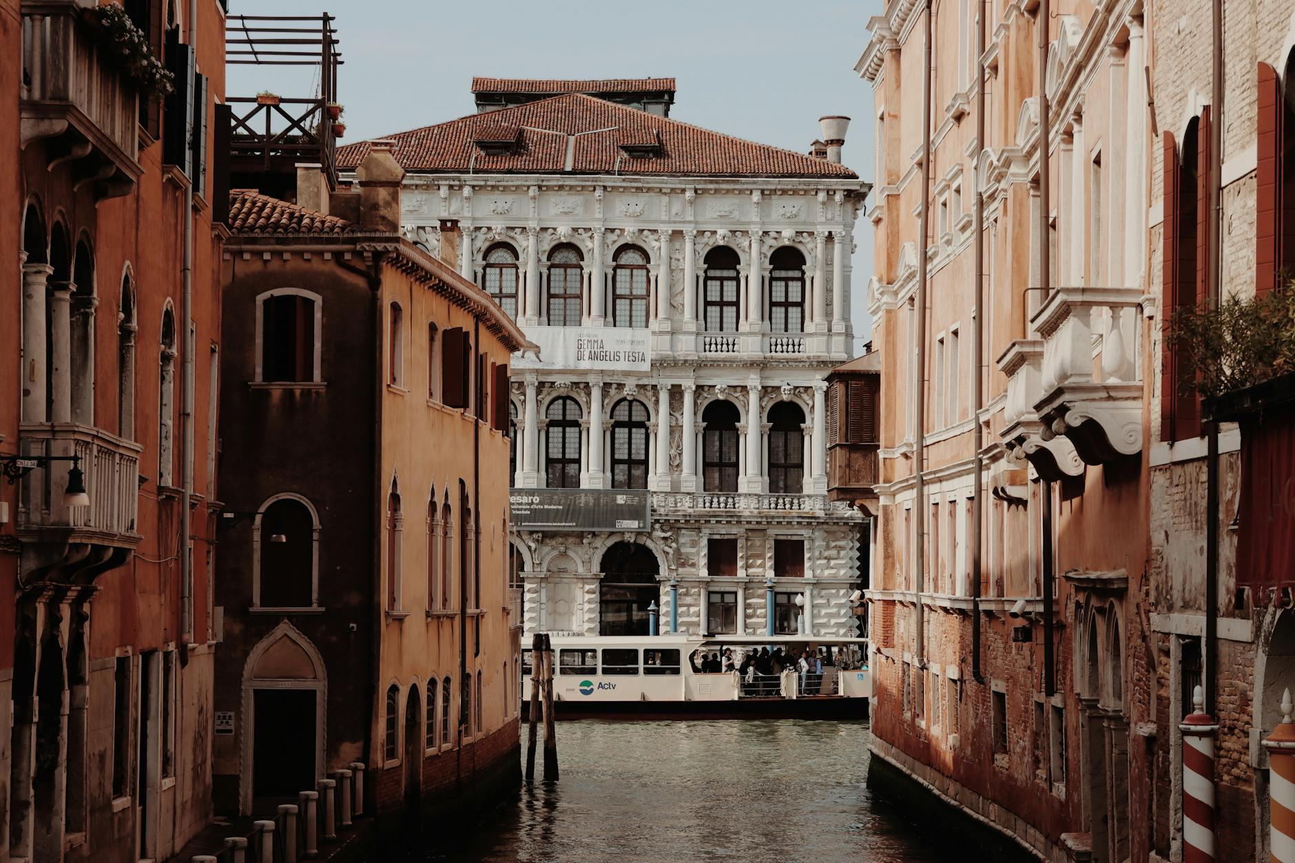 Cá nhỏ và cá lớn trên màn hình game bắn cá