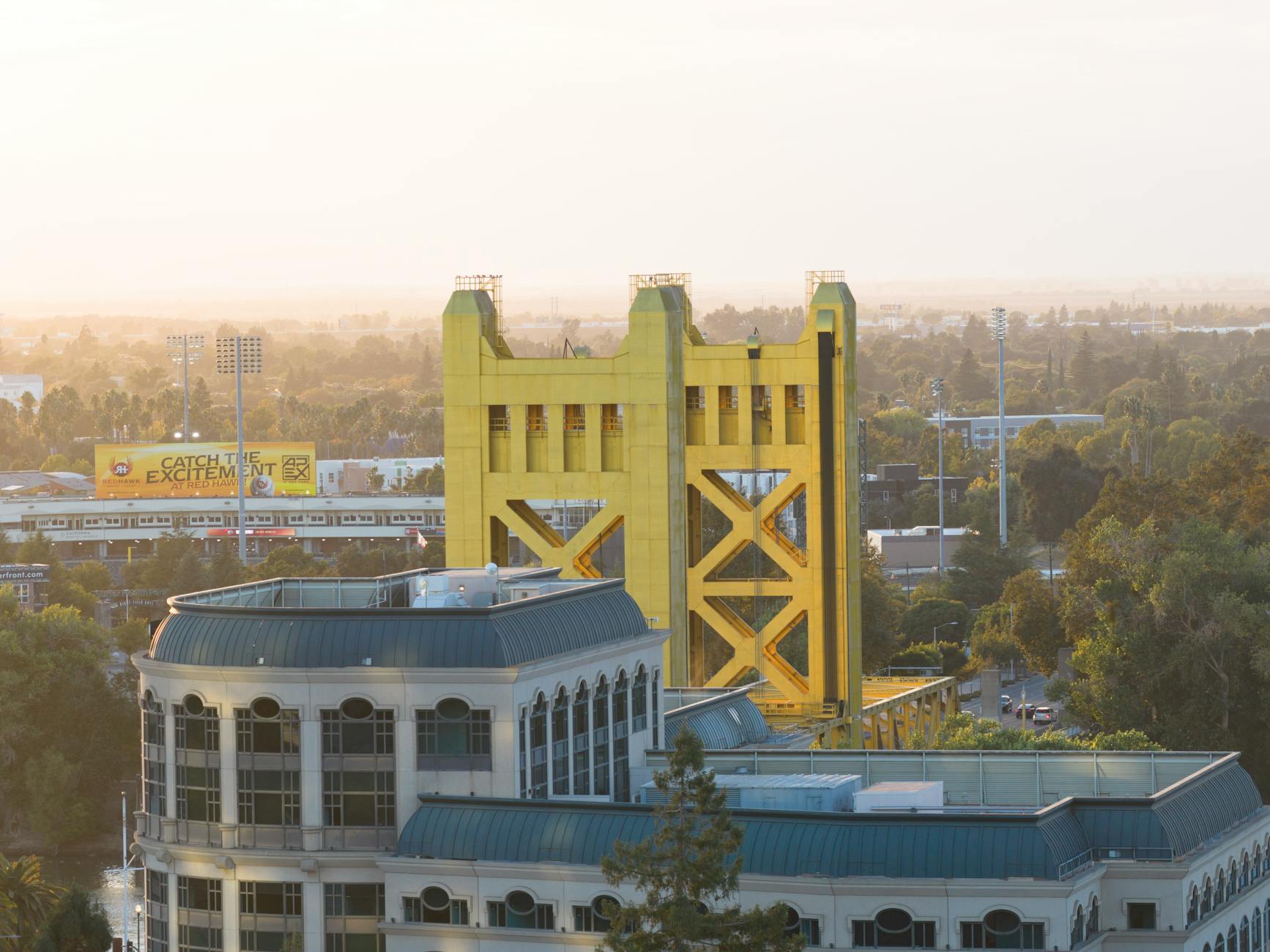 Người chơi quan sát bàn bắn cá trước khi vào nhịp bắn