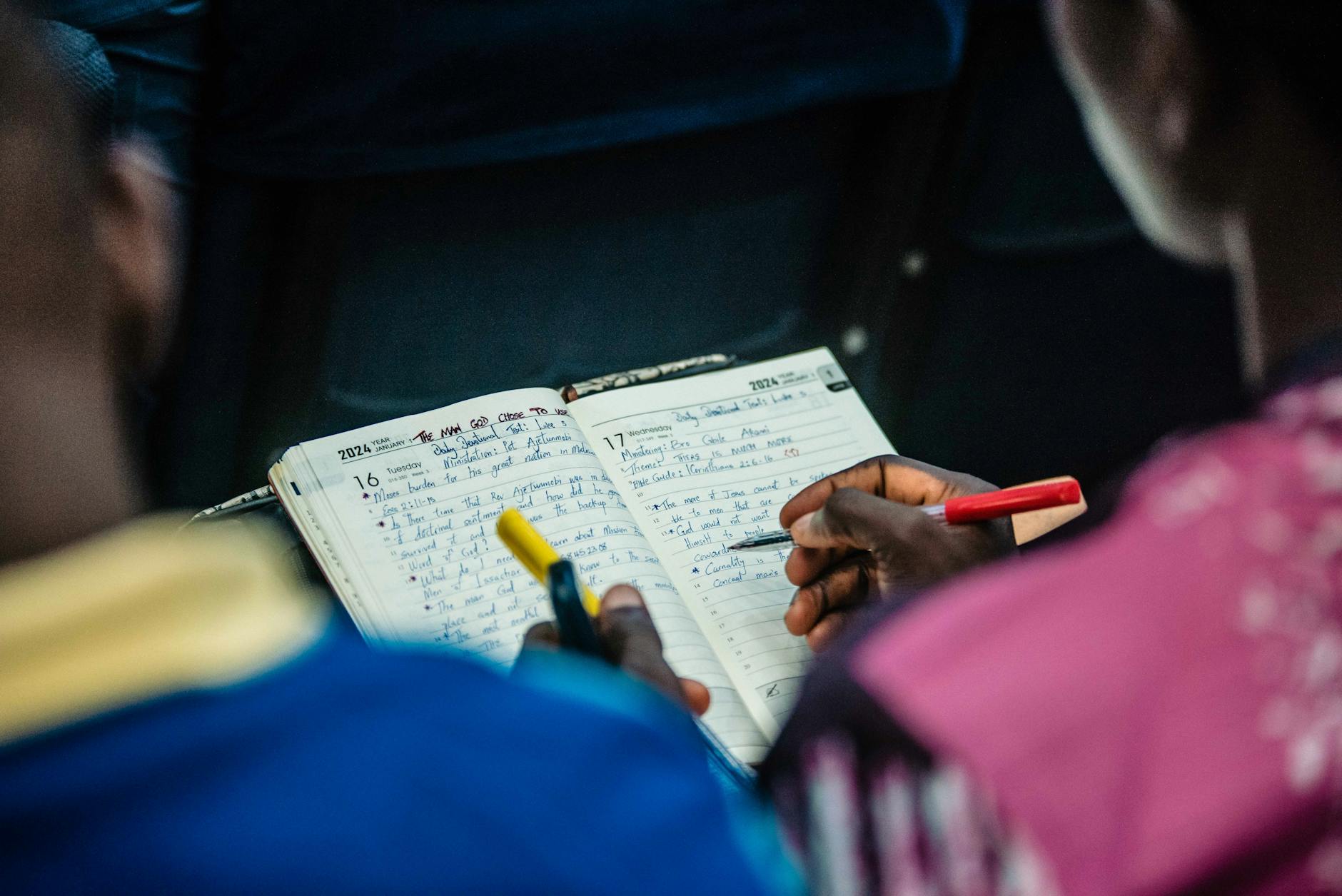 Người chơi theo dõi trận bóng và ghi chép kế hoạch chia vốn vào sổ tay