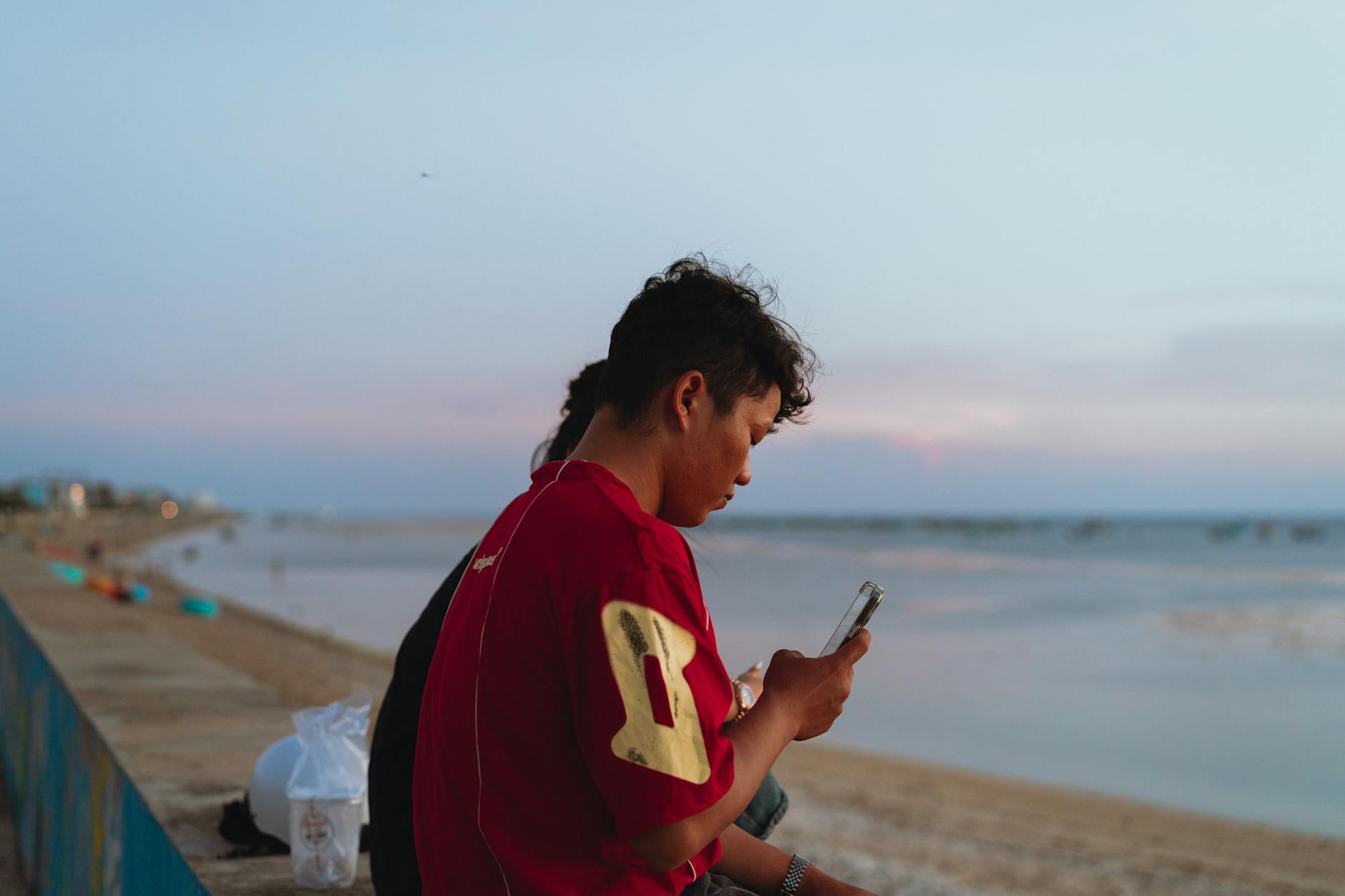 Người dùng xem kèo bóng đá trên điện thoại với thái độ bình tĩnh và có kế hoạch