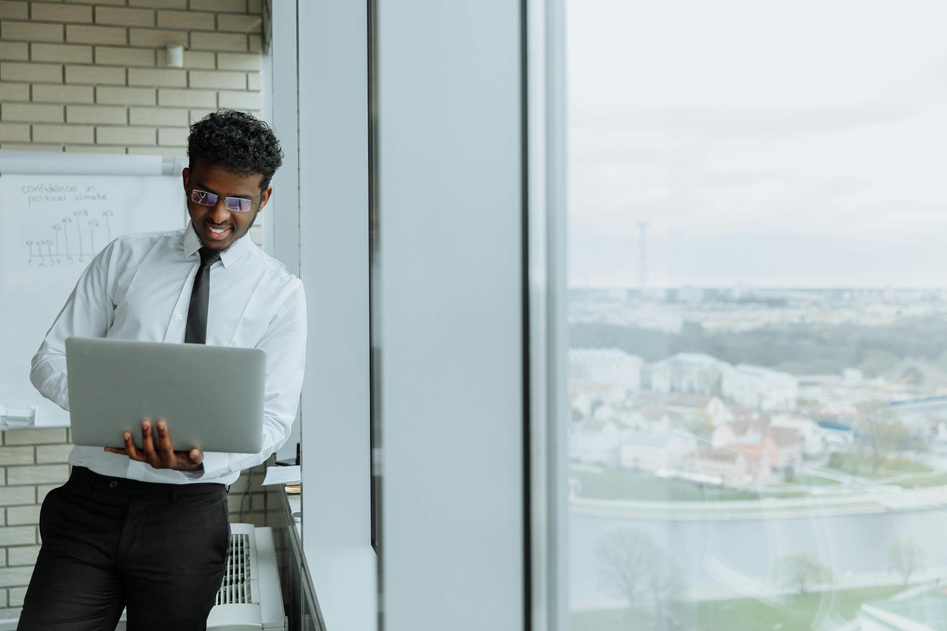 Người dùng theo dõi trận cầu lông trực tuyến trên điện thoại