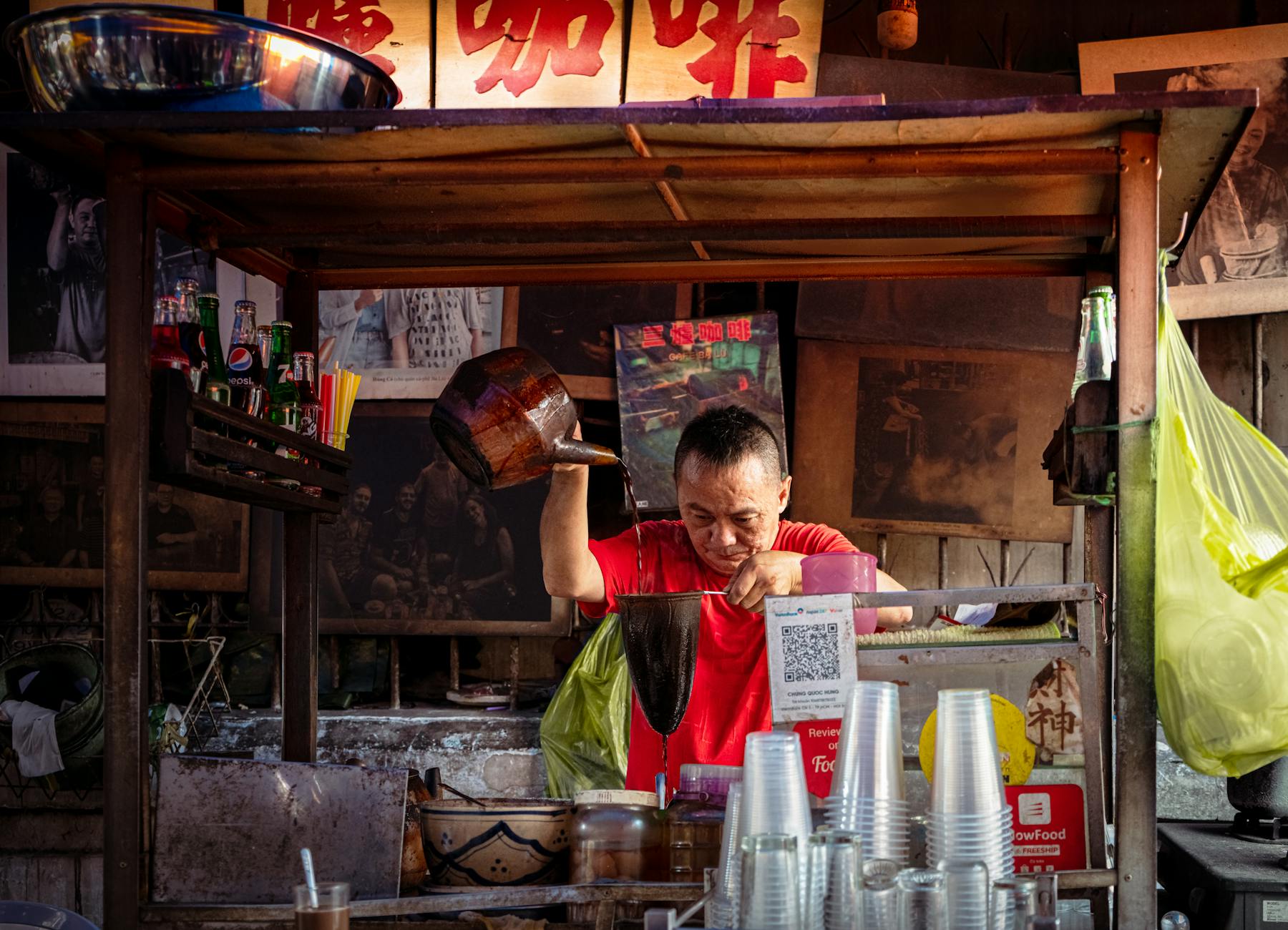 Người theo dõi tỷ lệ live trên điện thoại khi xem bóng đá trực tiếp