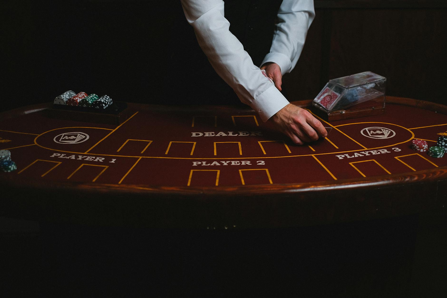 Dealer đang chia bài trong một ván blackjack trên bàn casino