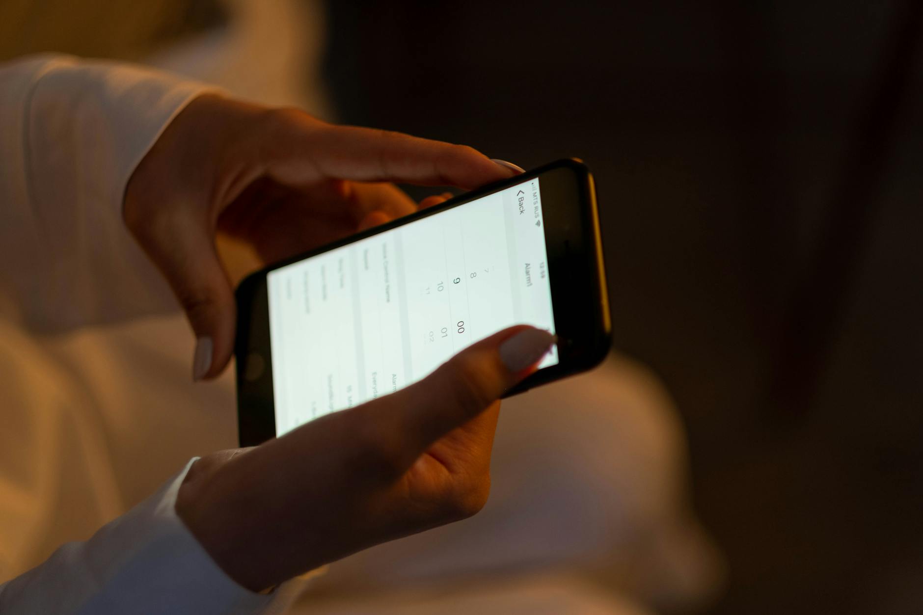 Người dùng chơi game giải trí nhanh trên smartphone trong thời gian rảnh