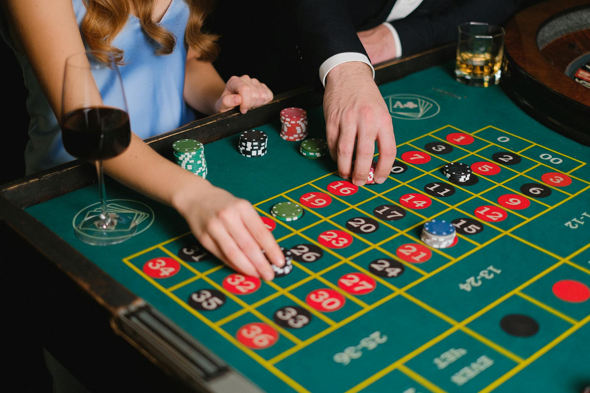 Người chơi đặt cược roulette trên điện thoại