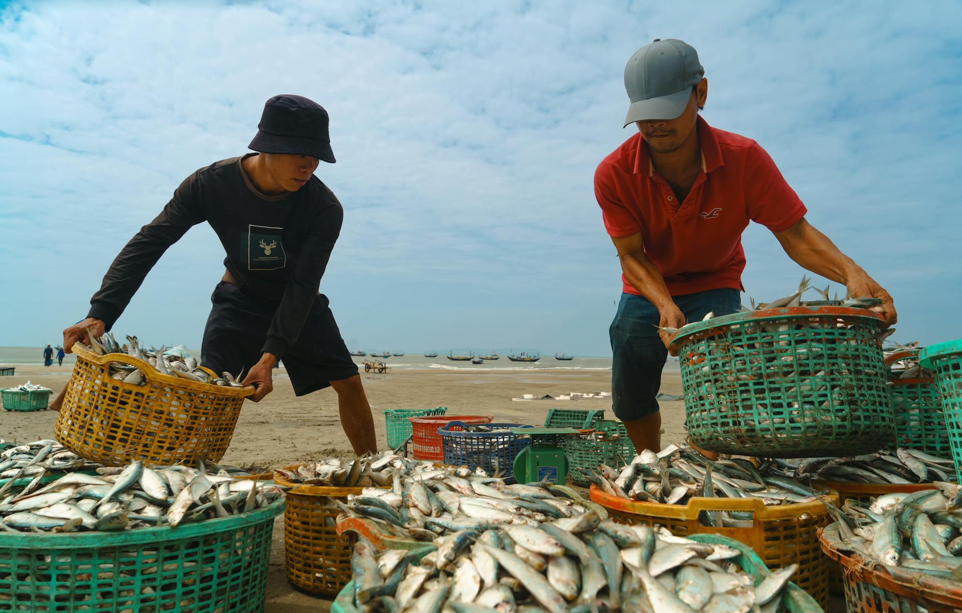 Người dùng cầm điện thoại theo chiều ngang để chơi game bắn cá